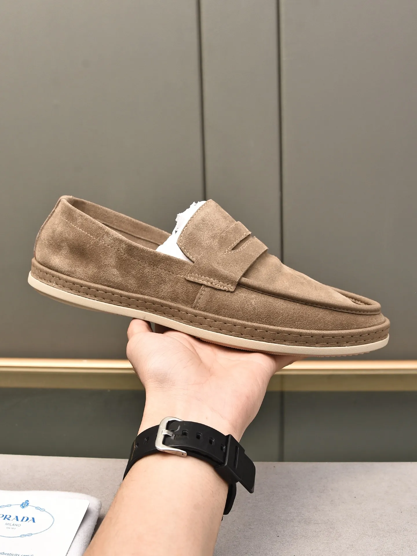👟👟👟Men's Shoes💰P420 🆕🔥New Updates🔥👟PRADA (Prada) new products are released, imported soft cowhide, fashionable to allow air to penetrate the entire shoe, and the awesome shoes [strong] bring an extremely comfortable and breathable feeling! Beautiful inside and out! Exquisite workmanship, top-grade cowhide material, 😌Number: 38~44, black and white color options.